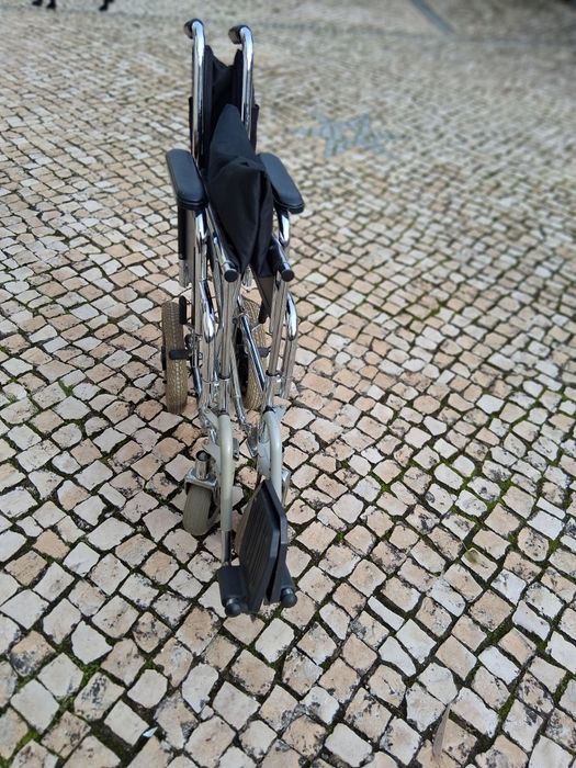 Cadeira de rodas para pessoas com deficiência