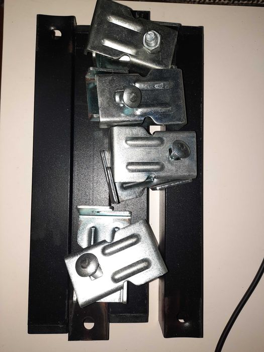 Cama Malm solteiro com estrado de pés em metal