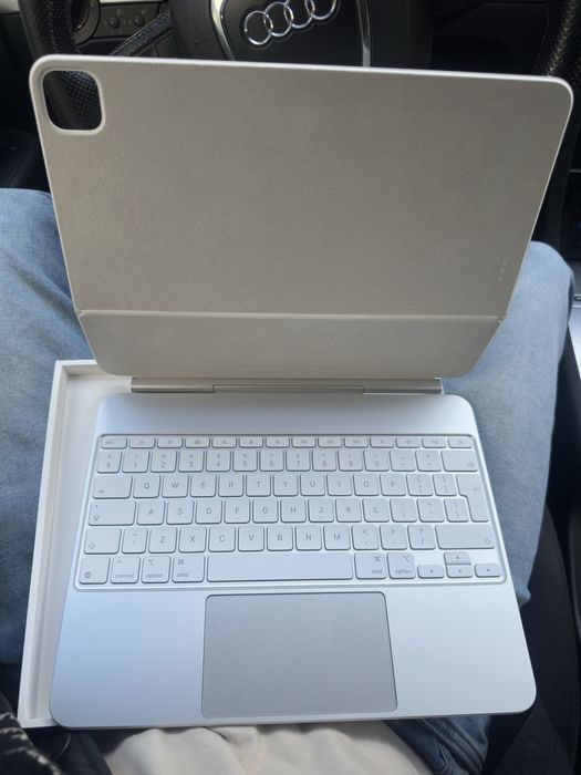 Magic keyboard ipad pro 13 M4 biała