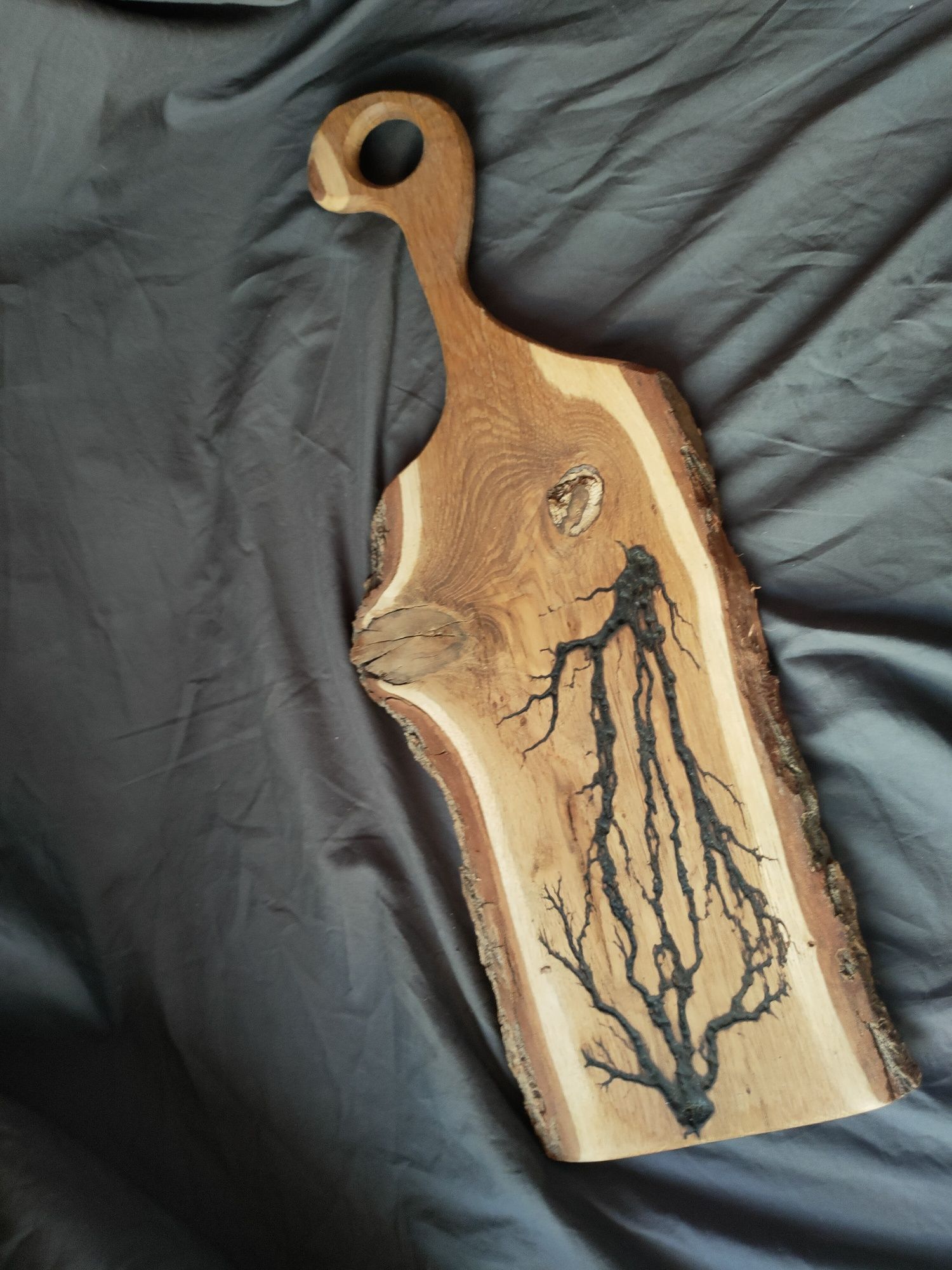 Ozdobna deska dębowa z wypalanego drewna