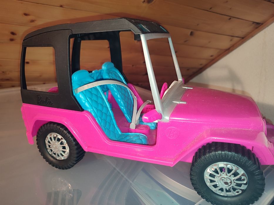 Jipe da Barbie em rosa.