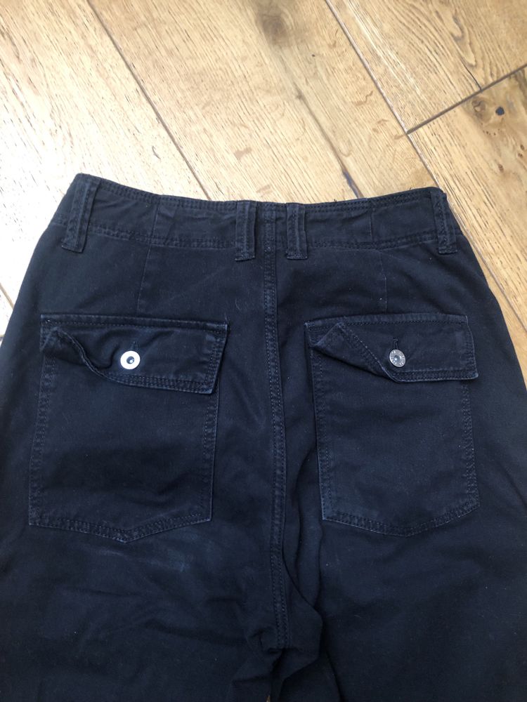 Czarne spodnie cargo Bershka rozmiar 34