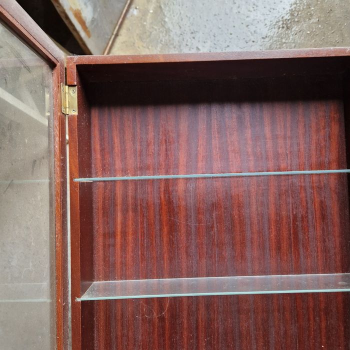 Vitrine antiga de madeira