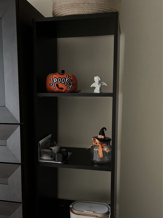 Brązowy regal wysoki