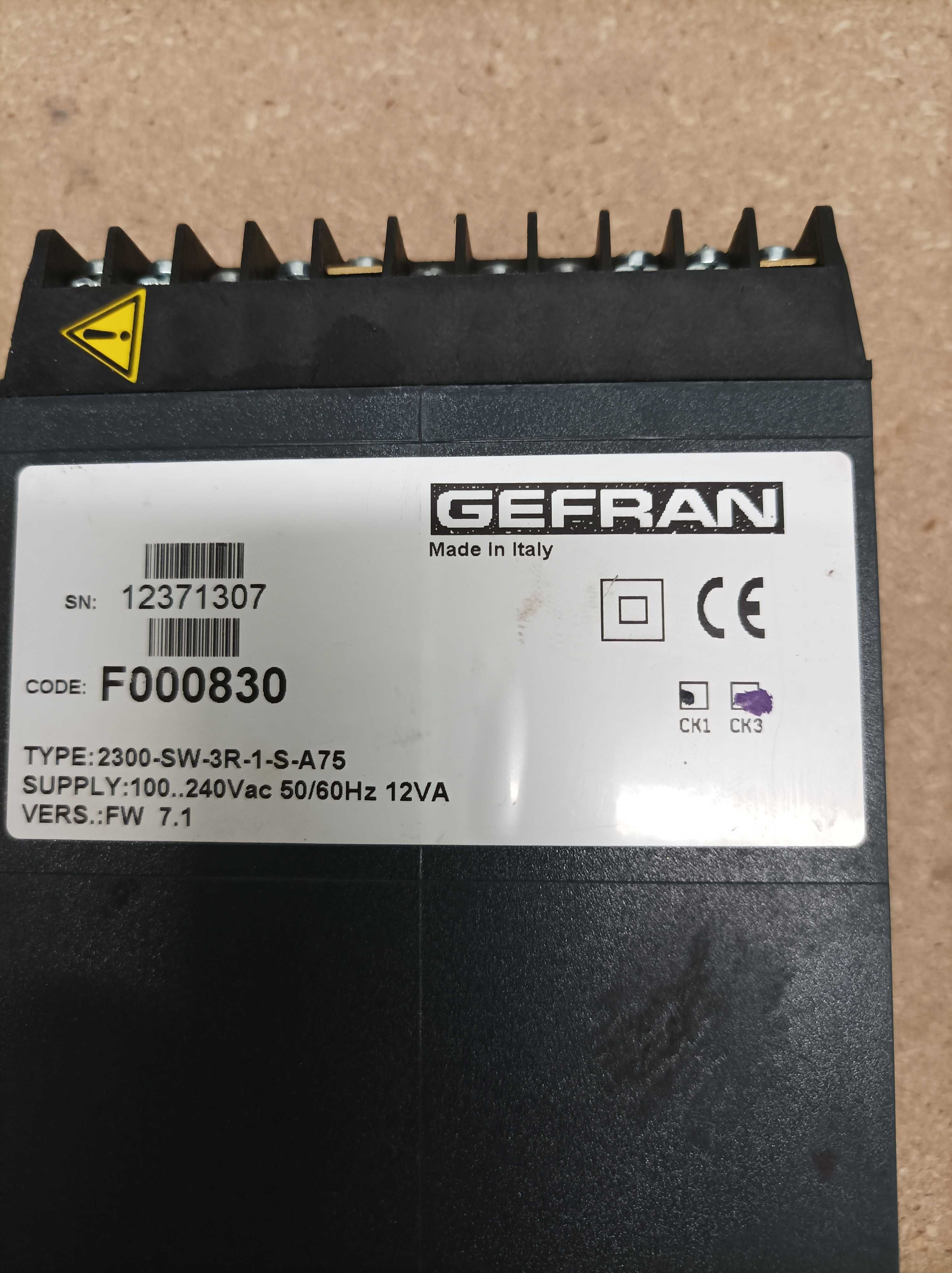 Regulator temperatury GEFRAN  F000830 zasilanie 100-230V AC