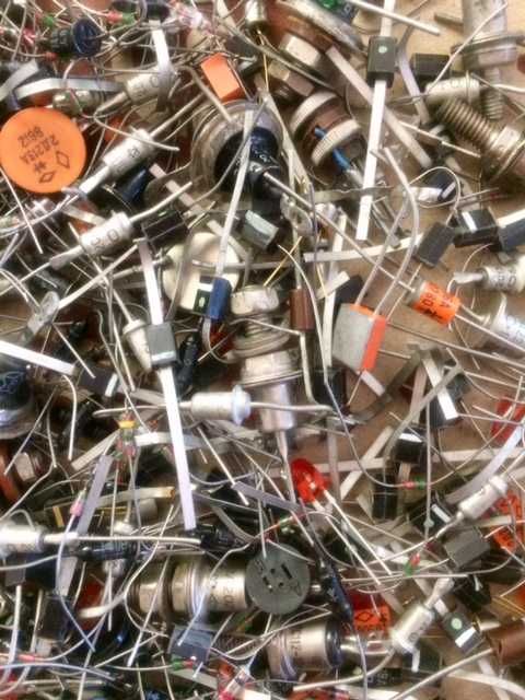 Светодиоды диоды варикапы трубчатые конденсаторы 2Д202