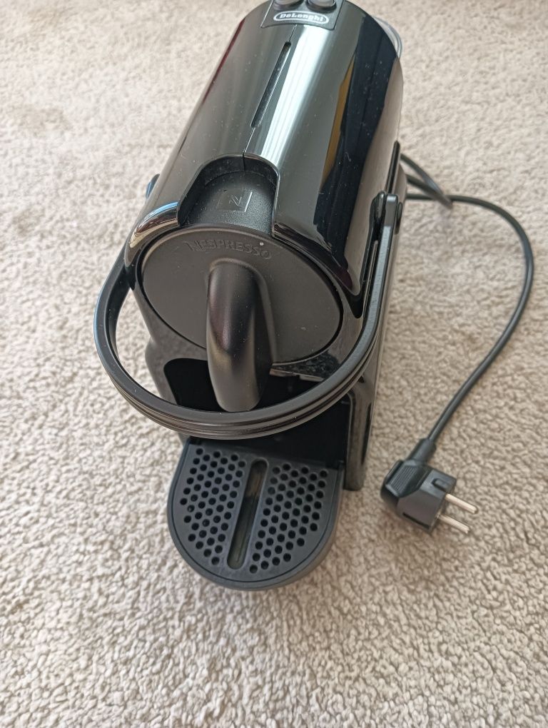 Maquina de café nespresso DeLonghi	A funcionar*