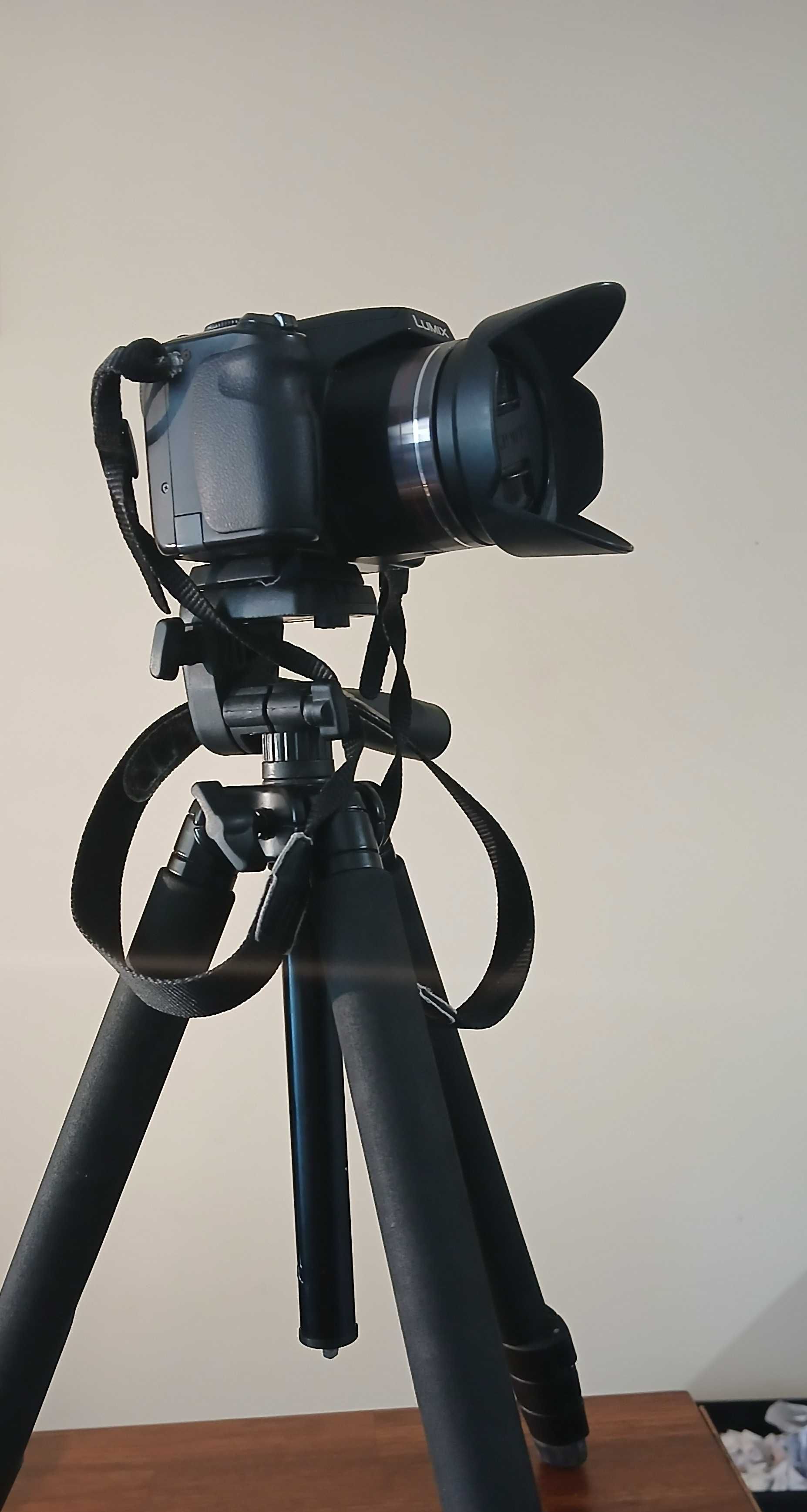 Maquina fotográfica Panasonic com tripé
