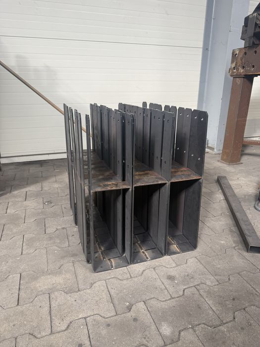 Podstawa słupa (stopa) ocynkowana.