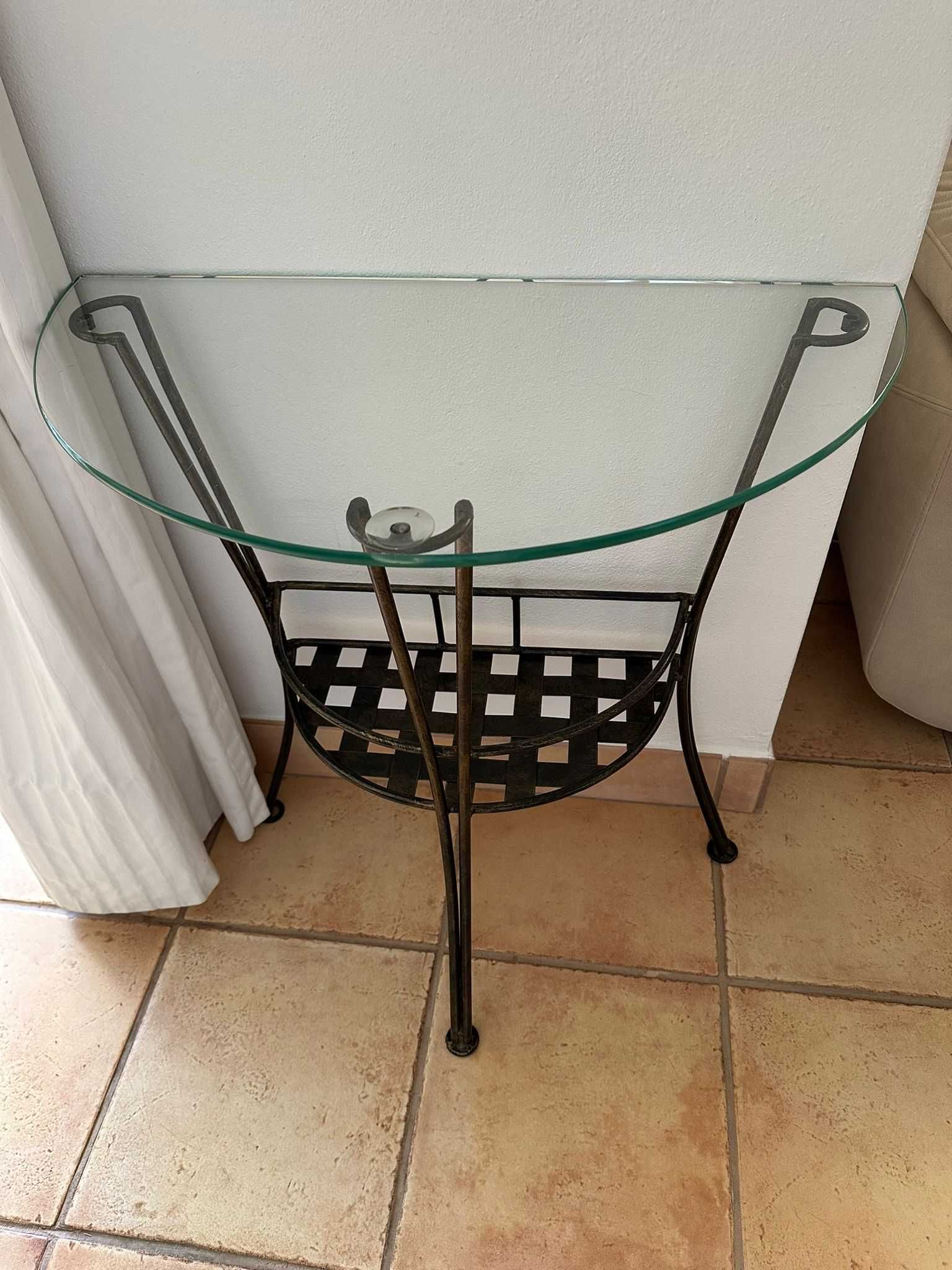 Mesa em Ferro com Tampo de Vidro – Elegante e Resistente