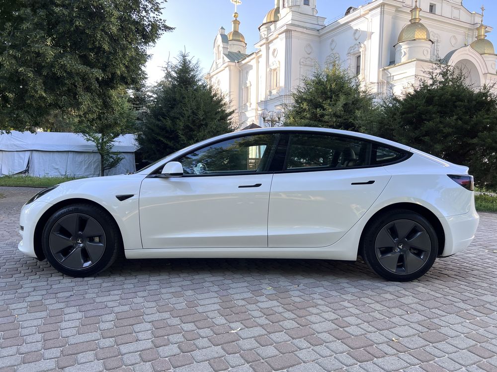 Оренда Tesla Model 3 Dual Motor 2022