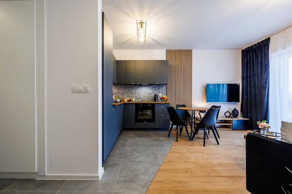 Szeregówka całkowicie umeblowana i wyposażona z ogrodem i parkingiem