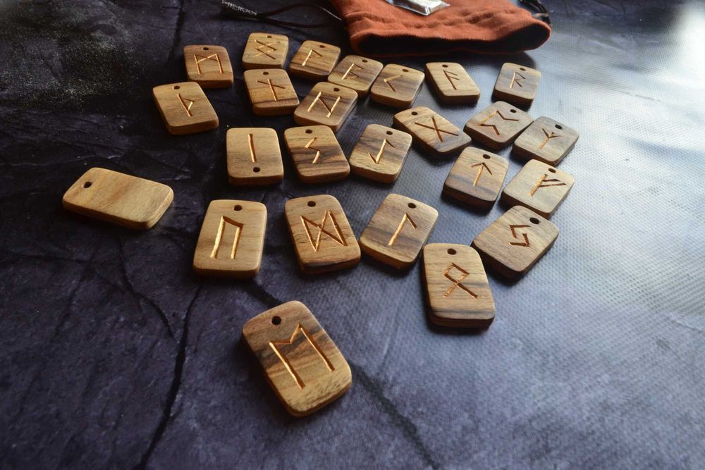 Руны из ореха для гадания и проживания