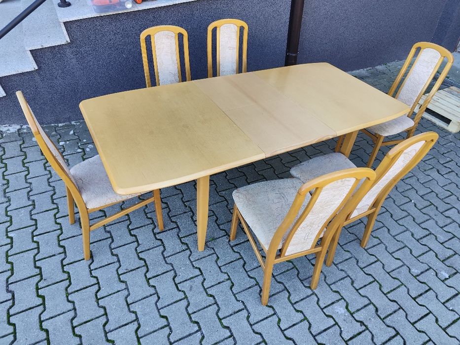 Sprzedam stół drewniany z kompletem krzeseł