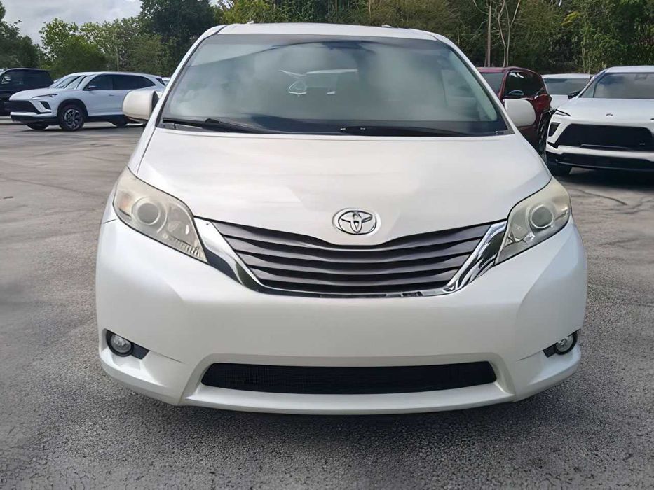 Toyota Sienna      2015