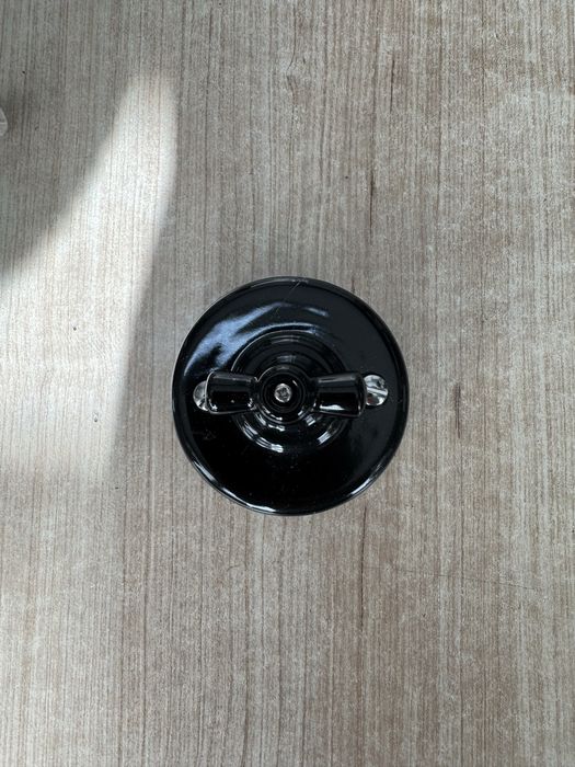 Wlacznik ceramiczny natynkowy czarny retro
