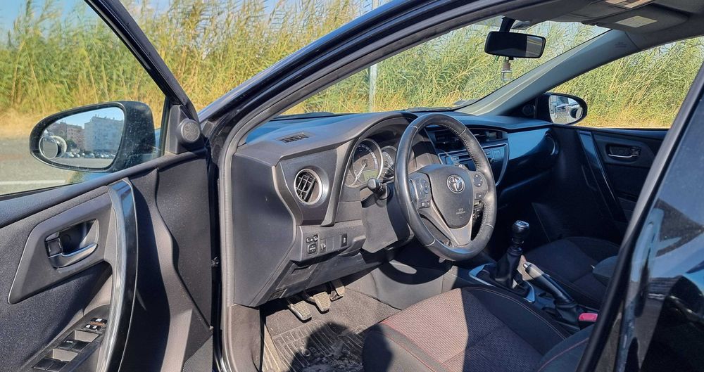 Toyota Auris 1.4D Comfort Pack Sport 2015: muito económico e só 1 dono