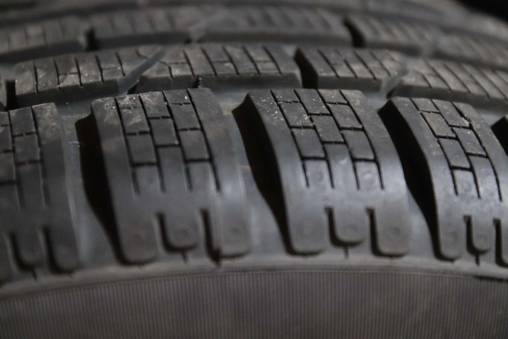 225/60 R17 Pirelli Sottozero Run Flat z felgami aluminiowymi.