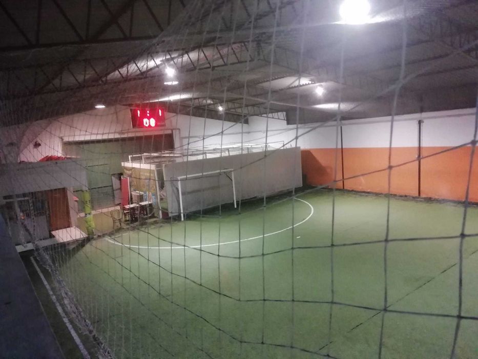 festa de aniversário com futebol, espaço coberto