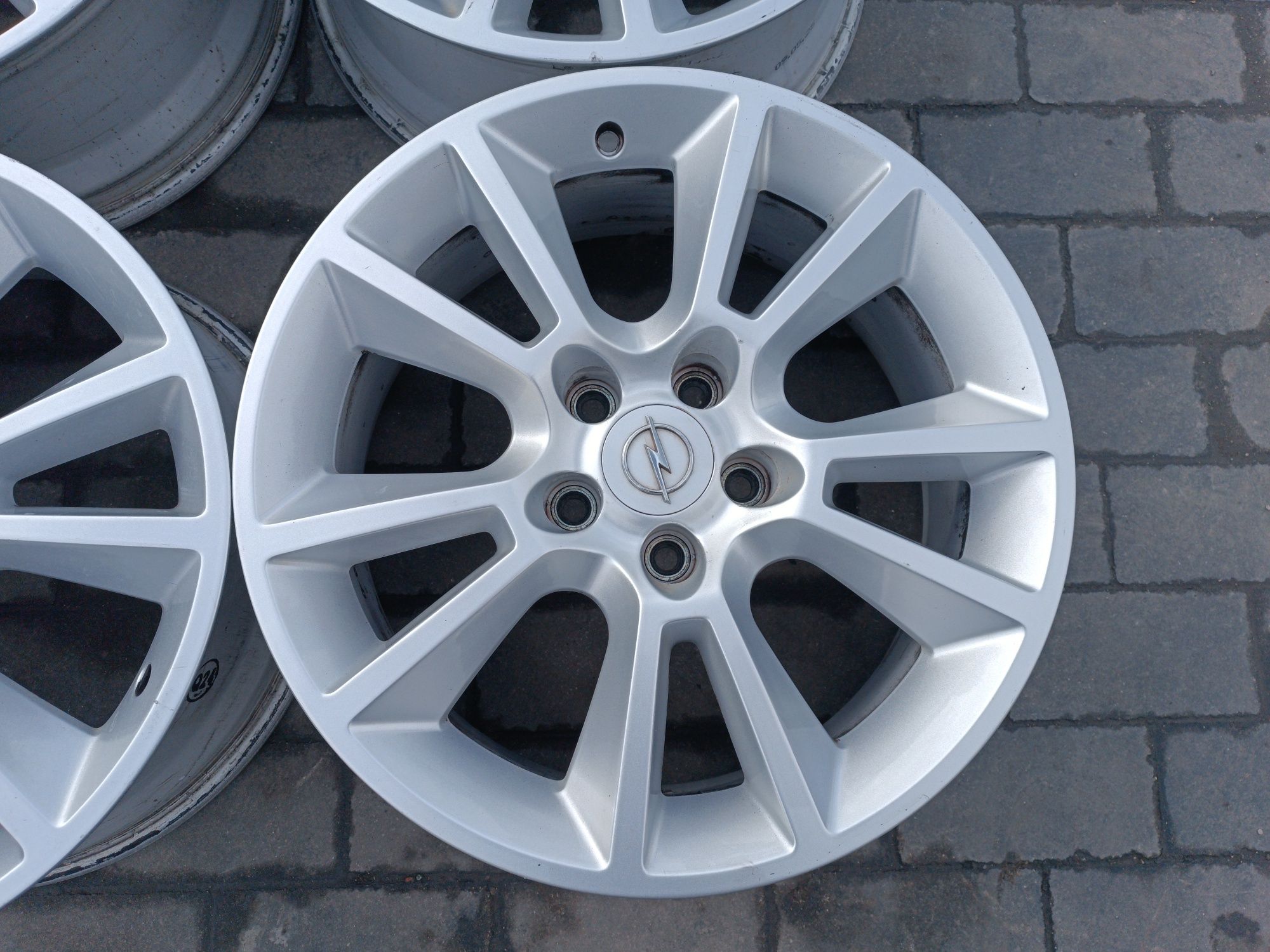 Felgi Alu Opel Meriva B Zafira B 5x110 ET35 7J17