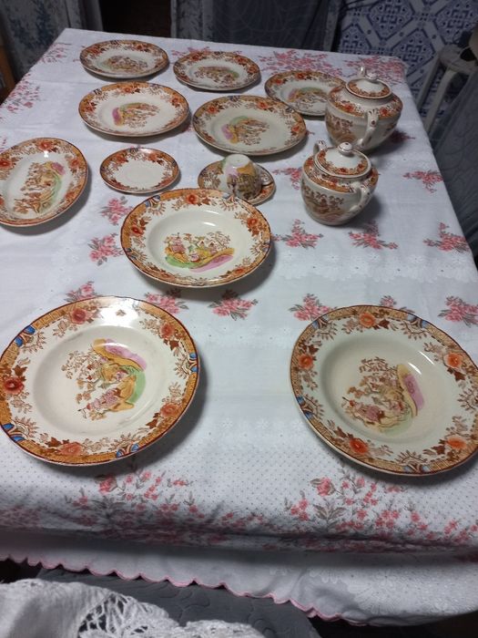 Conjunto de loiça antiga