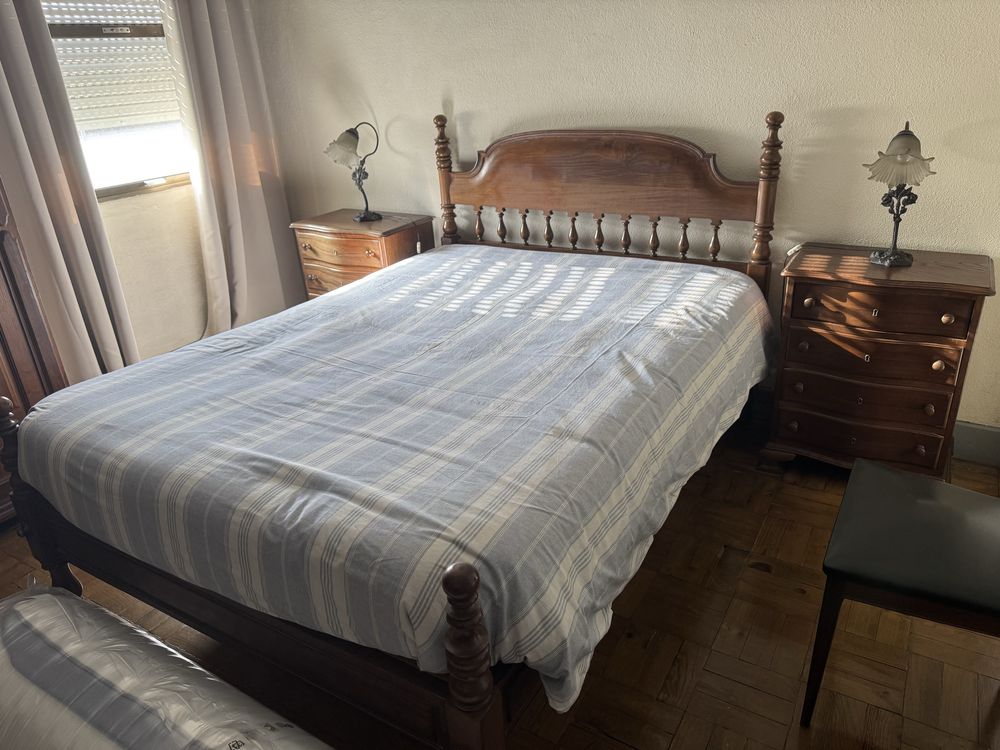 Cama de casal com mesinhas de cabeceira