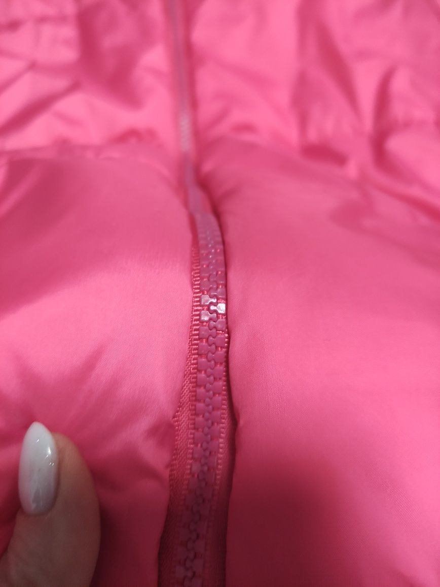 Яскраво-рожева курточка