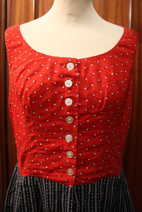 Vestido Vintage Bavarian em Vermelho e Preto