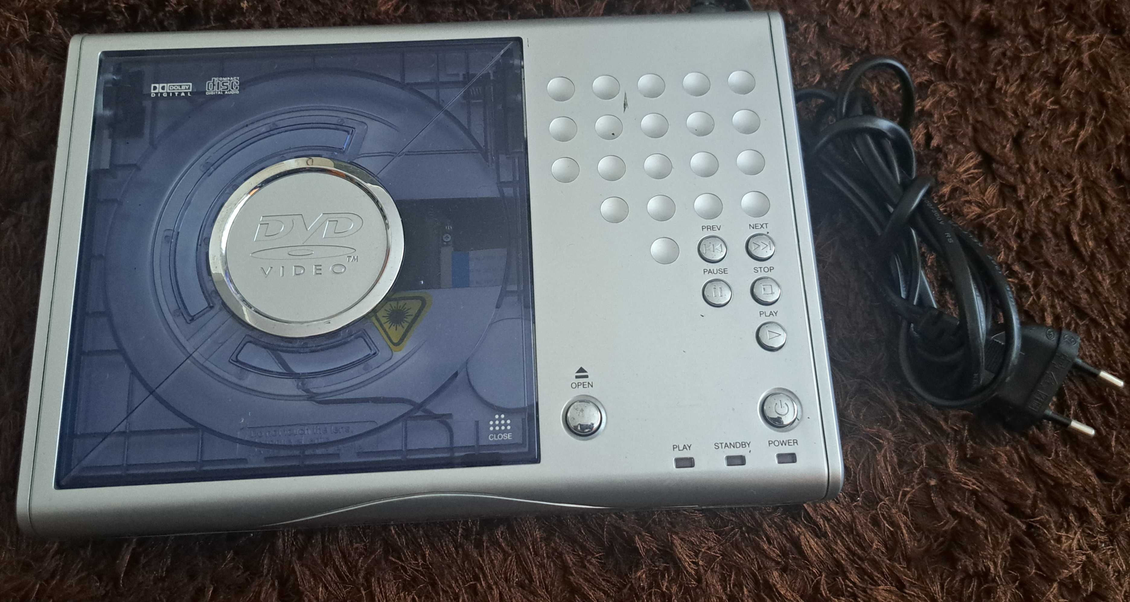 DVD com comando, perfeito para viagem por ser pequeno