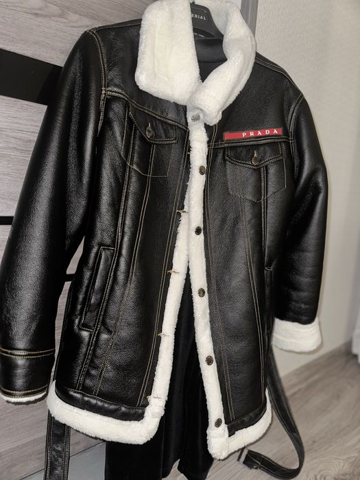 Дублянка чорного кольору з мяким вовняним хутром