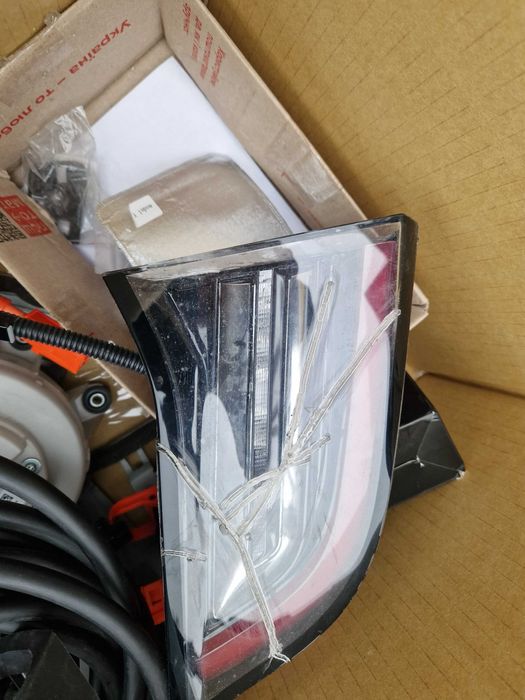 Тесла модел У задній фонарь