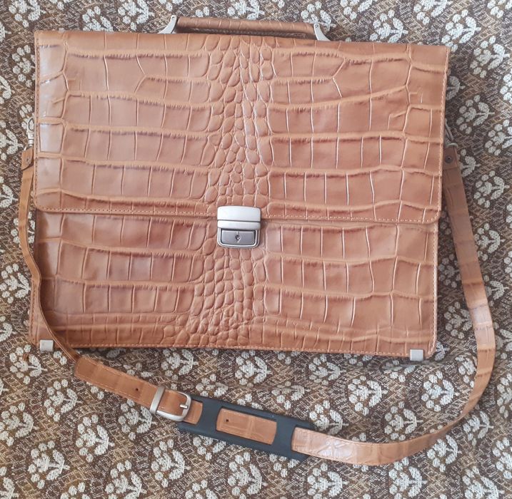 Продам шкіряний портфель - дипломат.