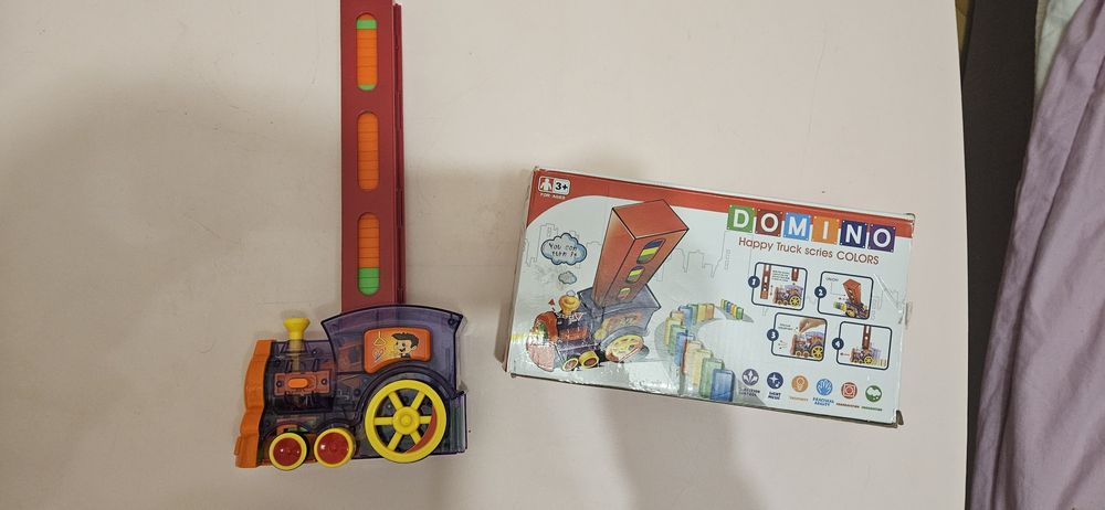 Детская игрушка паровозик с домино Domino Happy Truck разноцветный