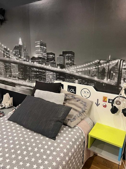 Łóżko młodzieżowe z materacem i półkami