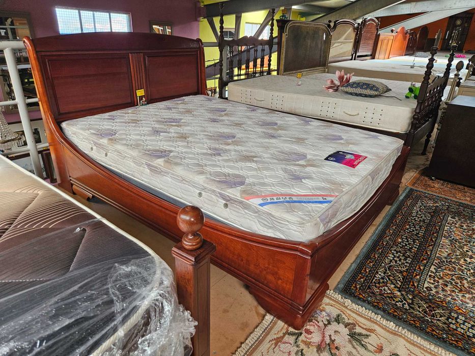 Excelente cama em madeira maciça com estrado e colchão - óptim