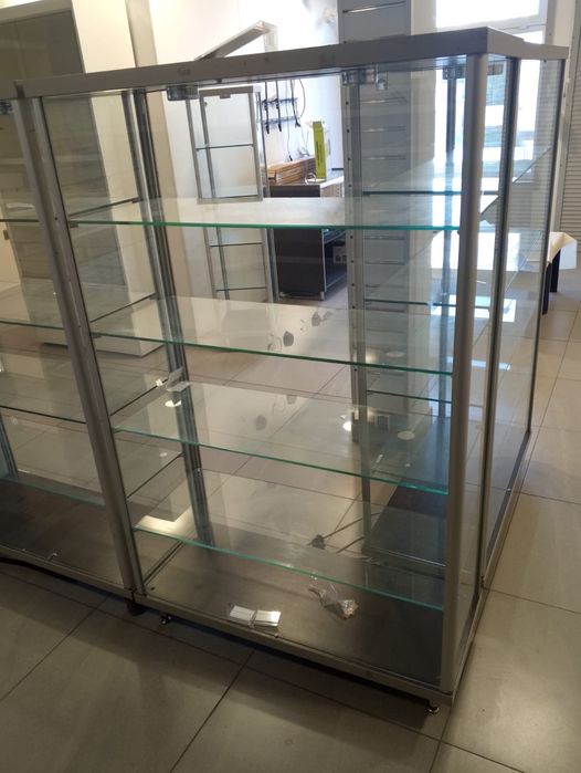 Gablota przeszklona szklana rezerwacja