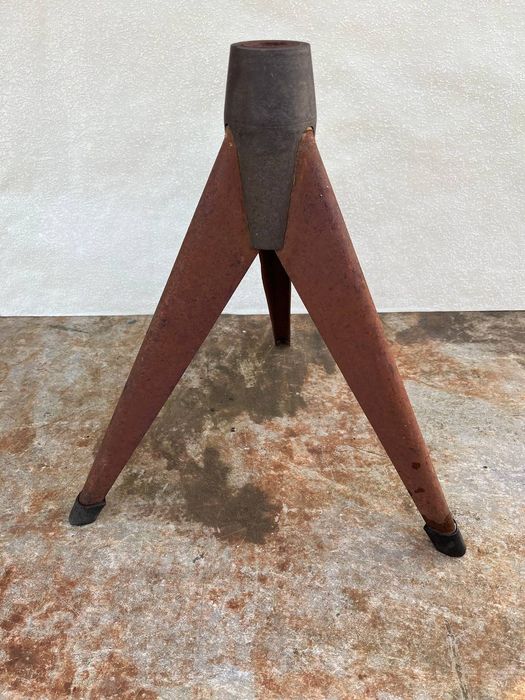 Тренога от стула винтового.