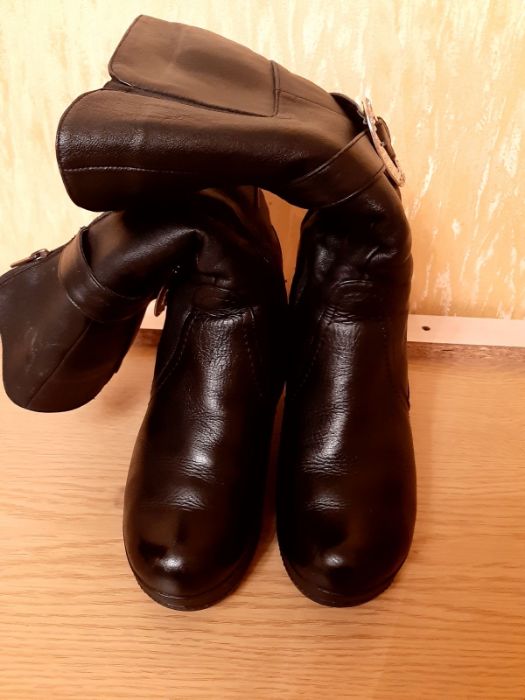 Жіноче, зимове взуття.