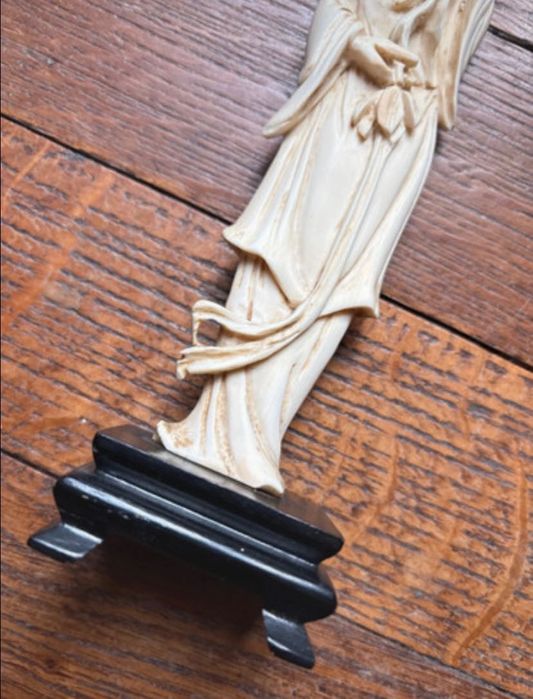 Antiga figura oriental de deusa okimono trabalhada