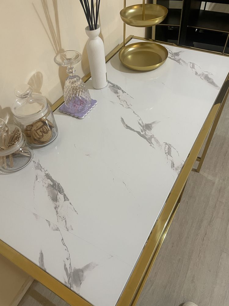 Mesa dourada SKLUM