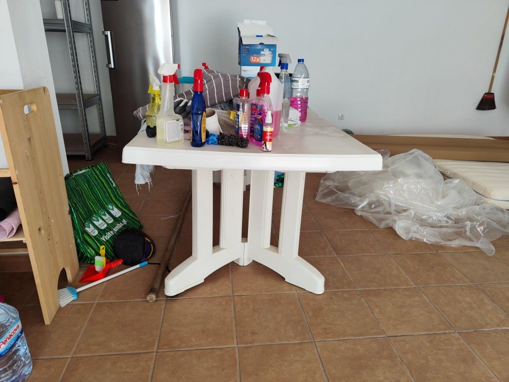 Mesa de jardim em plástico branco, usada com 2 cadeiras