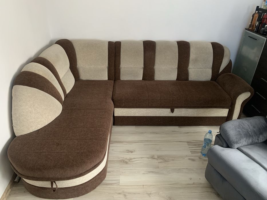 Narożnik z funkcją spania i skrzynią na pościel