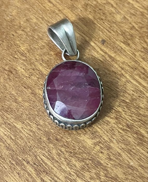 Wisiorek z rubinem kolumbijskim