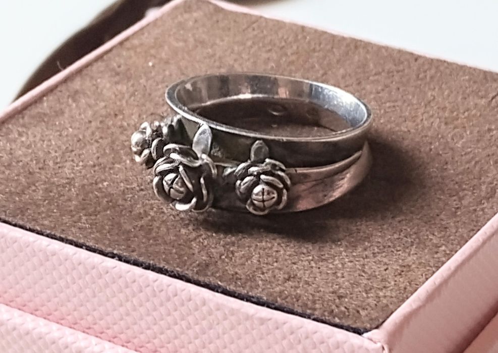 Srebrny  pierścionek Juwelia " Róże " PRL.