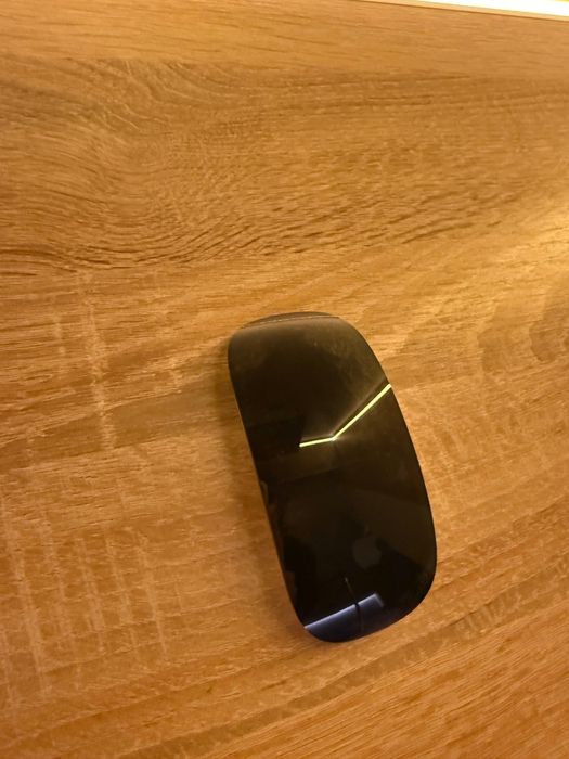Apple Magic Mouse w kolorze czarnym.
Model: A5240