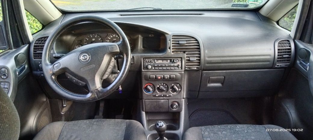 Samochód osobowy Opel Zafira 1,8 A rok2000