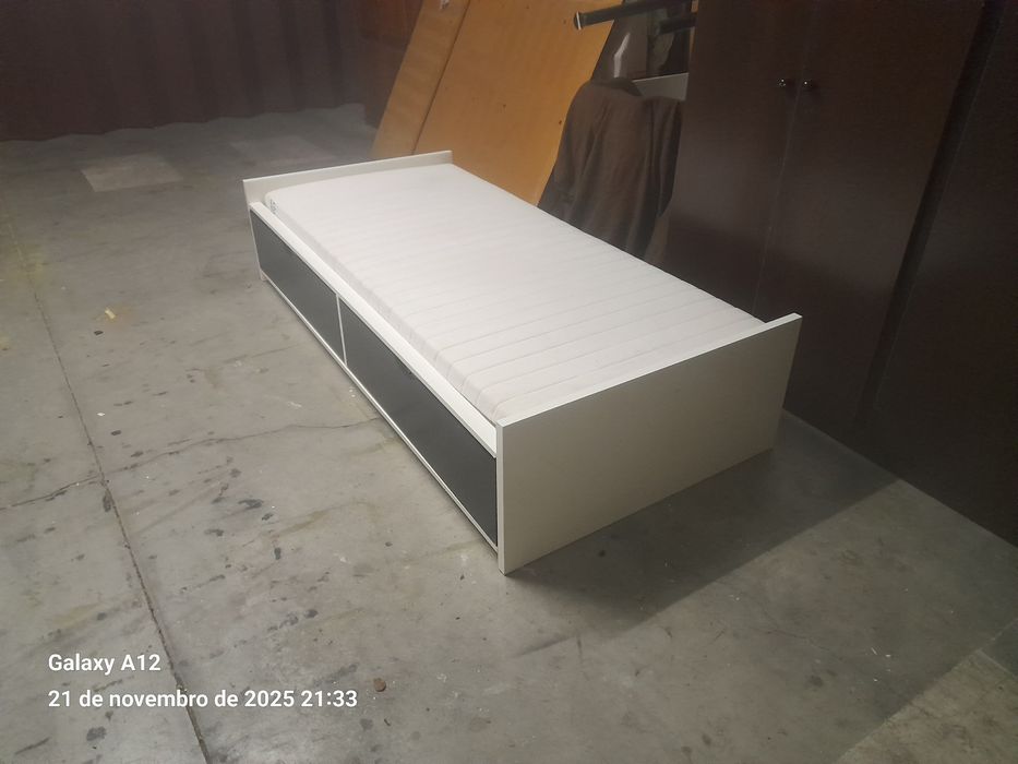 Cama solteiro Ikea com 2 gavetoes e colchão