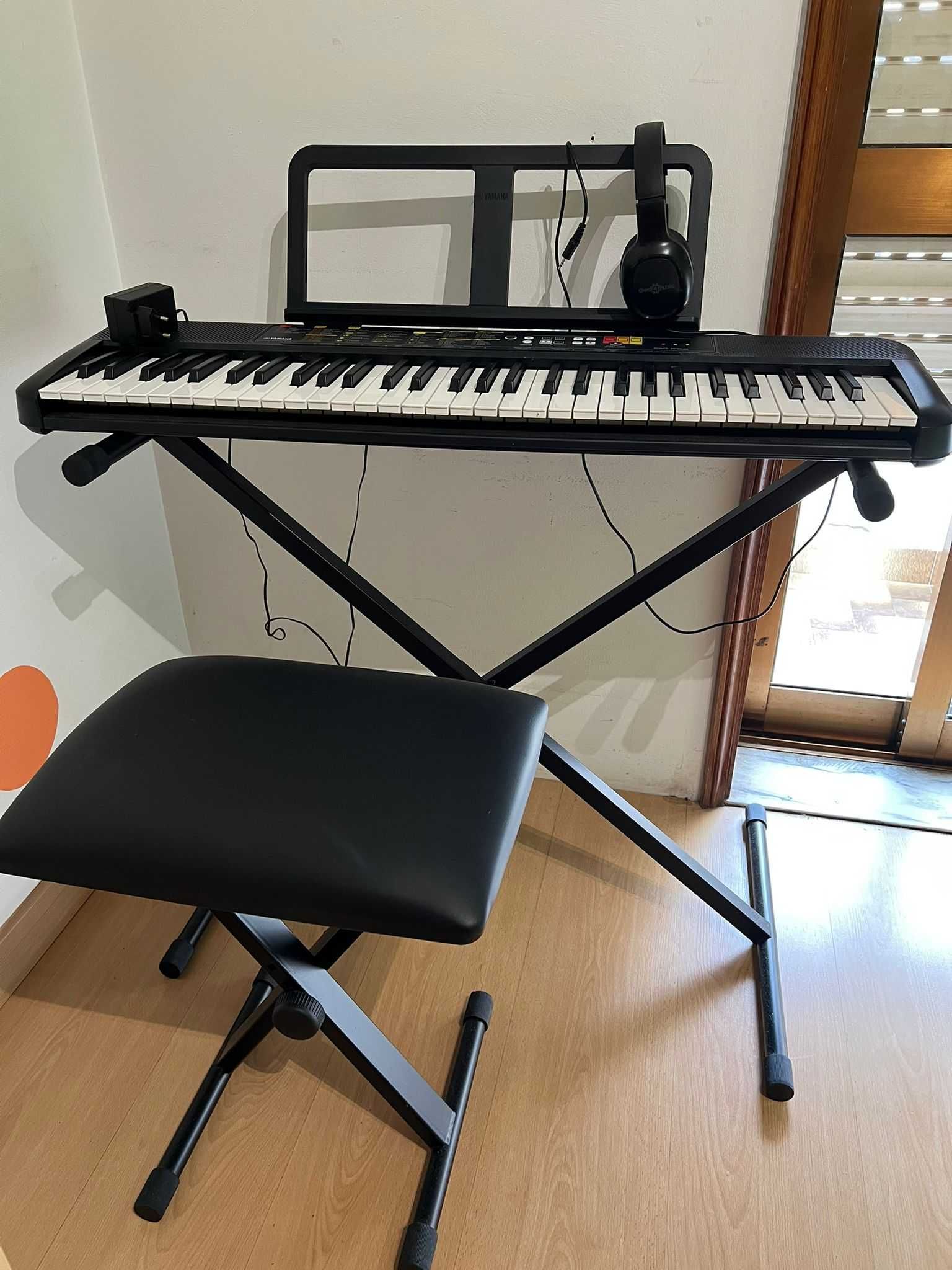 Teclado Yamaha PSR F52 - Fora da caixa, mas em estado IMPECÁVEL!