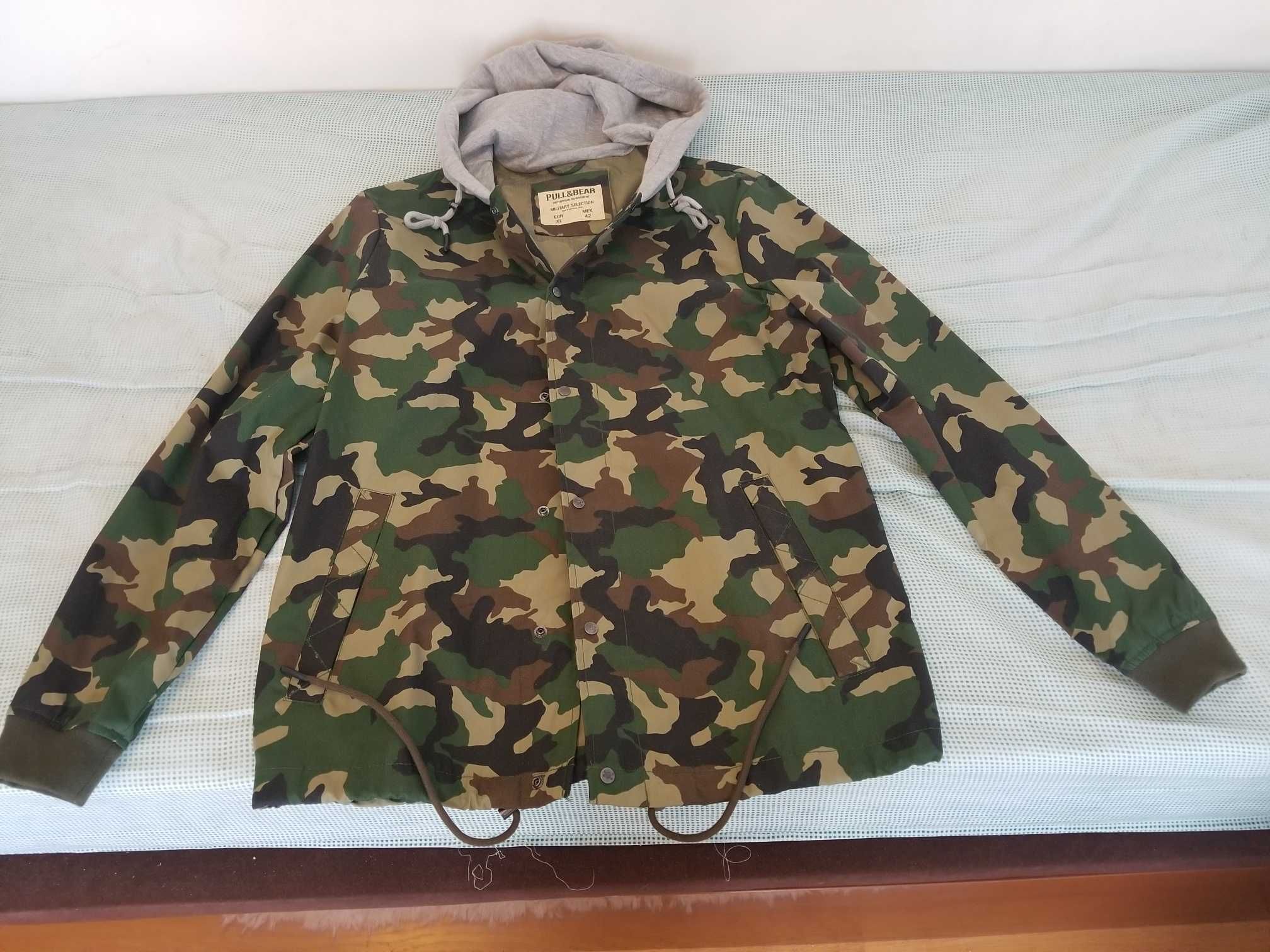 Casaco padrão camuflado, com capuz , NOVO da PULL & BEAR, tamanho XL.