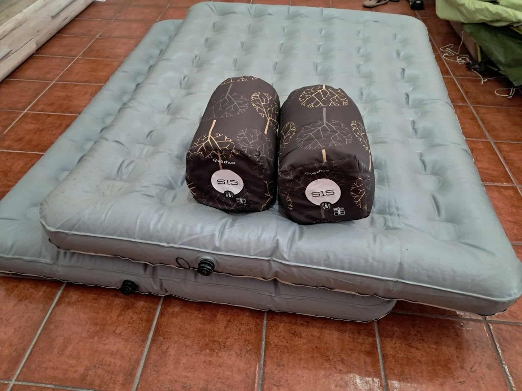 Tenda campismo  com dois colchões e dois sacos para dormir